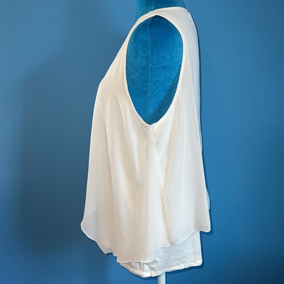 Sleeveless White Blouse - Picture 5 of 8